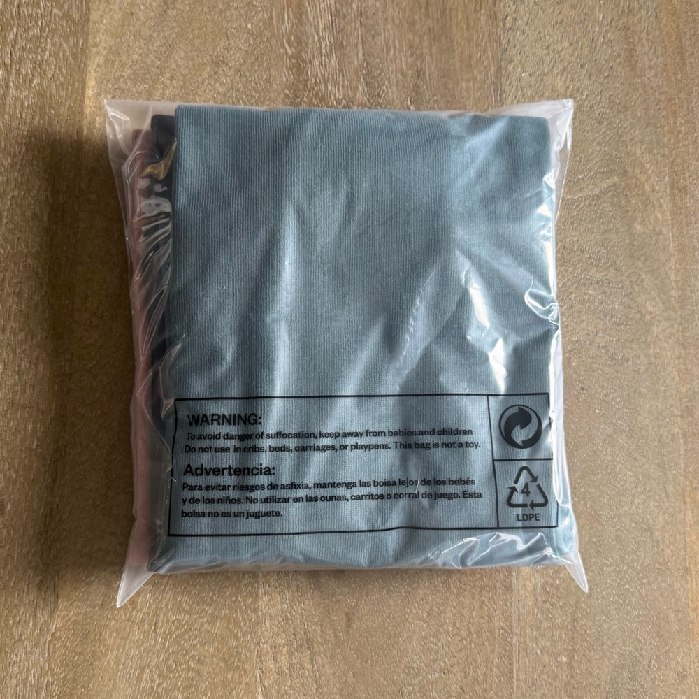 βοΈ Madewell | Bundle of 3 β’ V-Neck Tank Tops - Picture 13 of 13